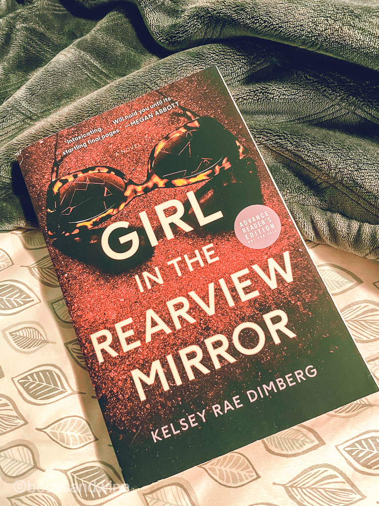 The girl behind the mirror / A menina atrás do espelho